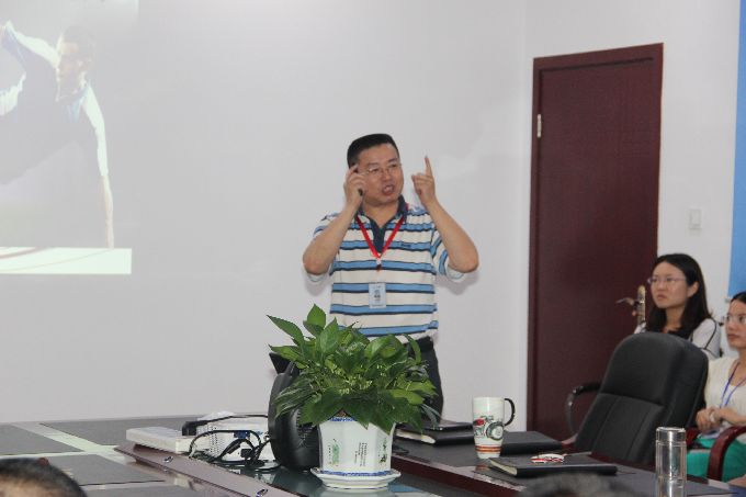 　公司總經理吳章杰與員工分享何為“團隊”