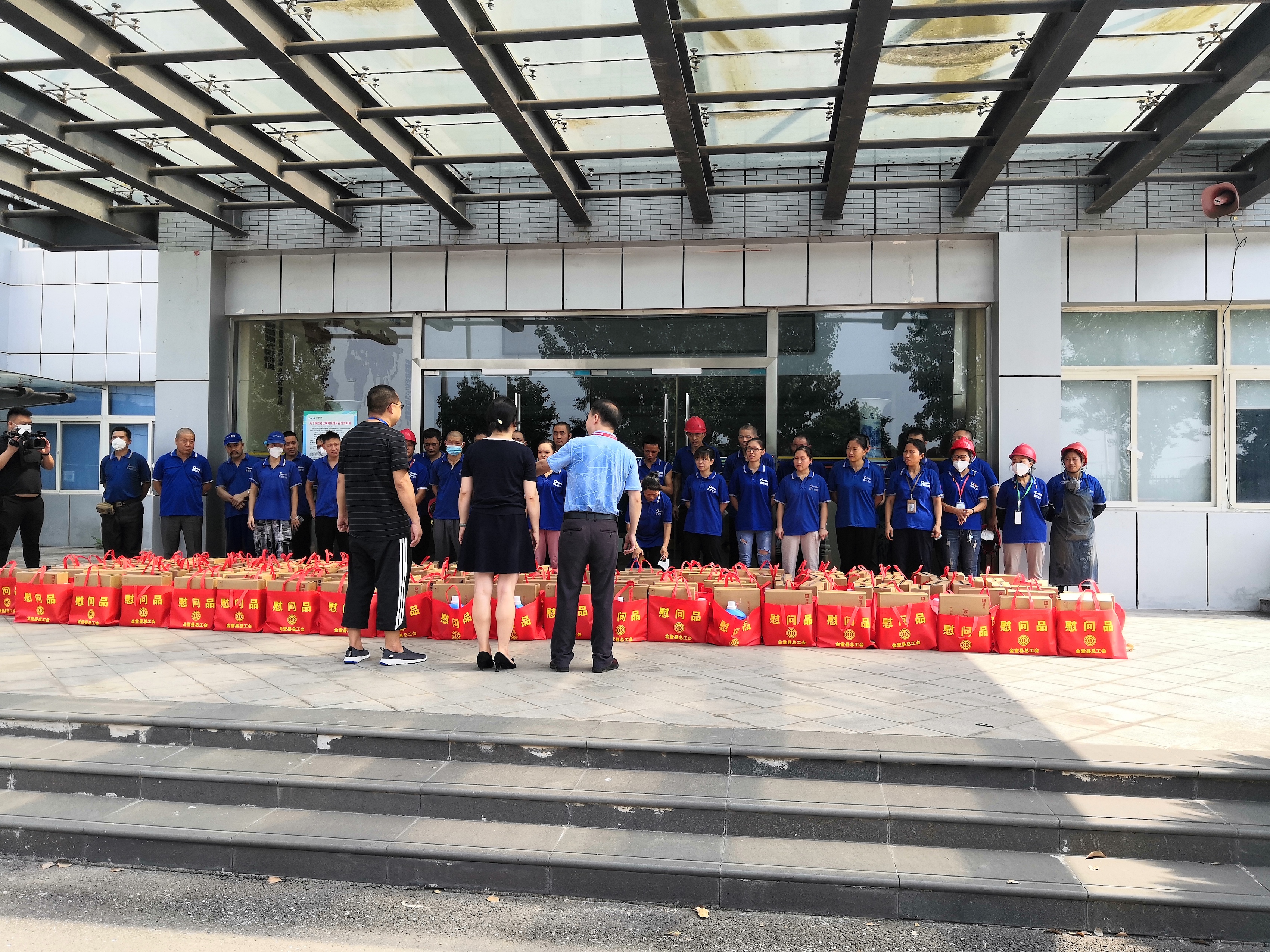 夏日送清涼，溫情暖人心